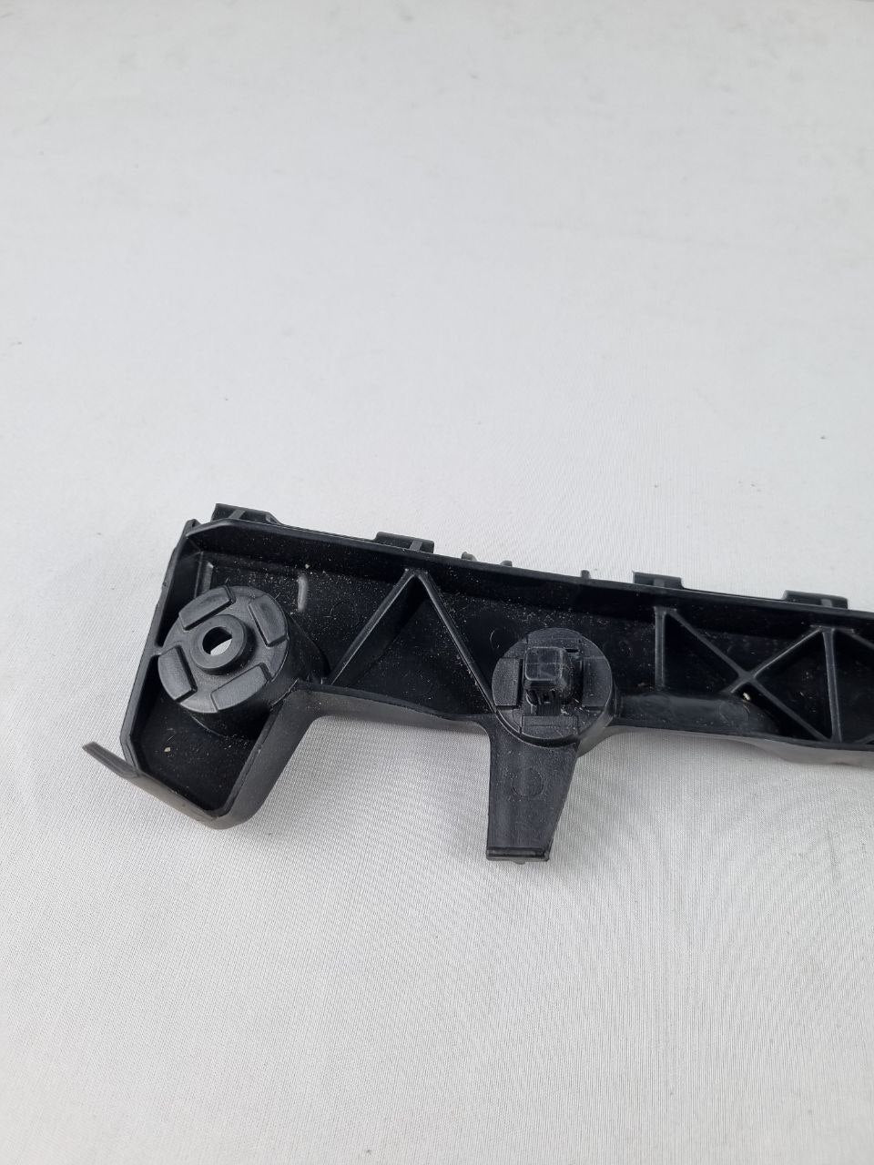 Suporte Guia Para-choque Tras Dir Toyota Hilux 2016/2023