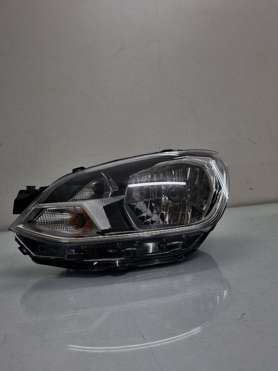 Farol Esquerdo VW UP 2017/2021 C/Masc Negra Canhão Cromado