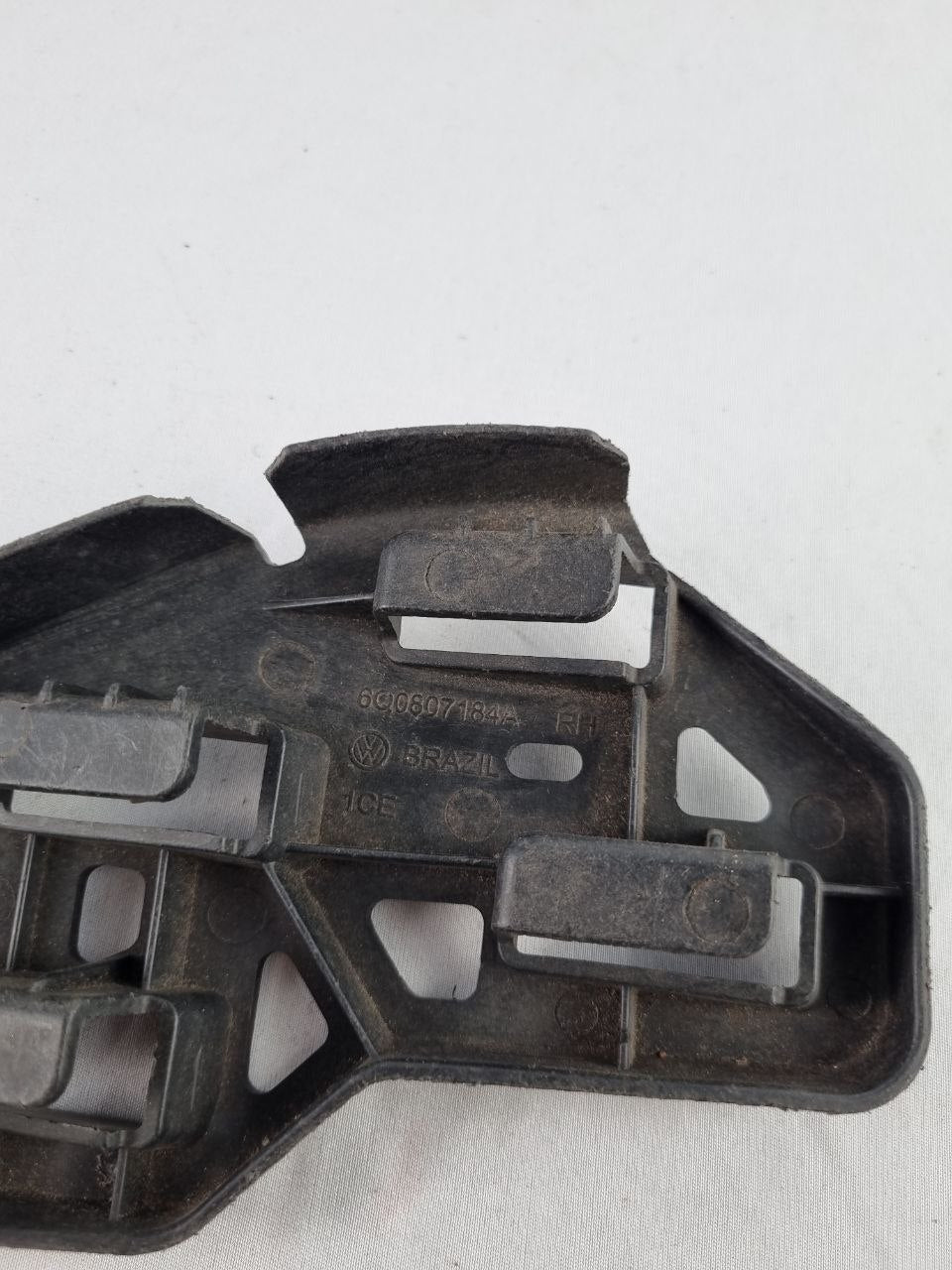 Suporte Guia Para-choque Diant Dir Volkswagen Polo 2007/2014