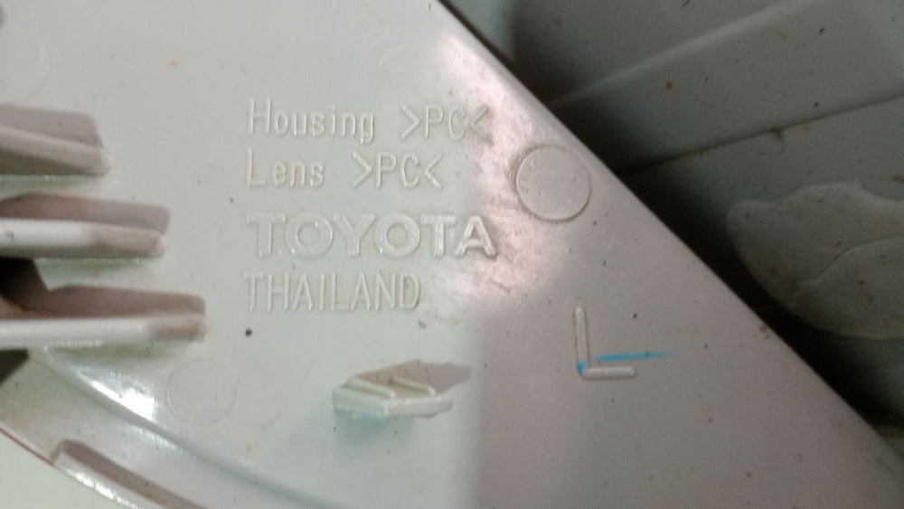 Lanterna Tras Neblina Esq Toyota Yaris Sedan 2018/2025