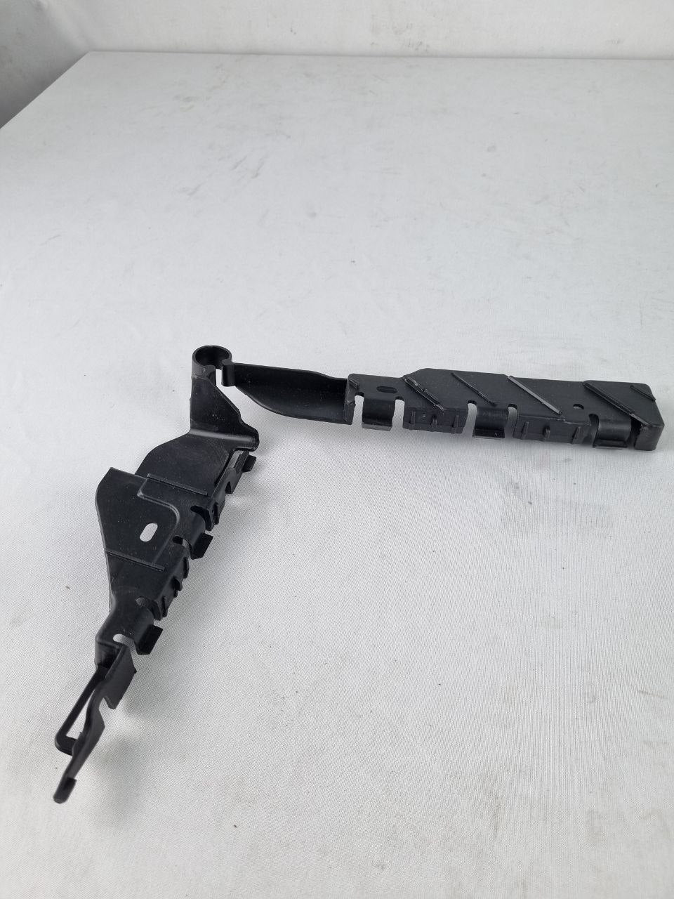 Guia Parachoque Tras Dir Ford Fiesta Sedan 2010/2014