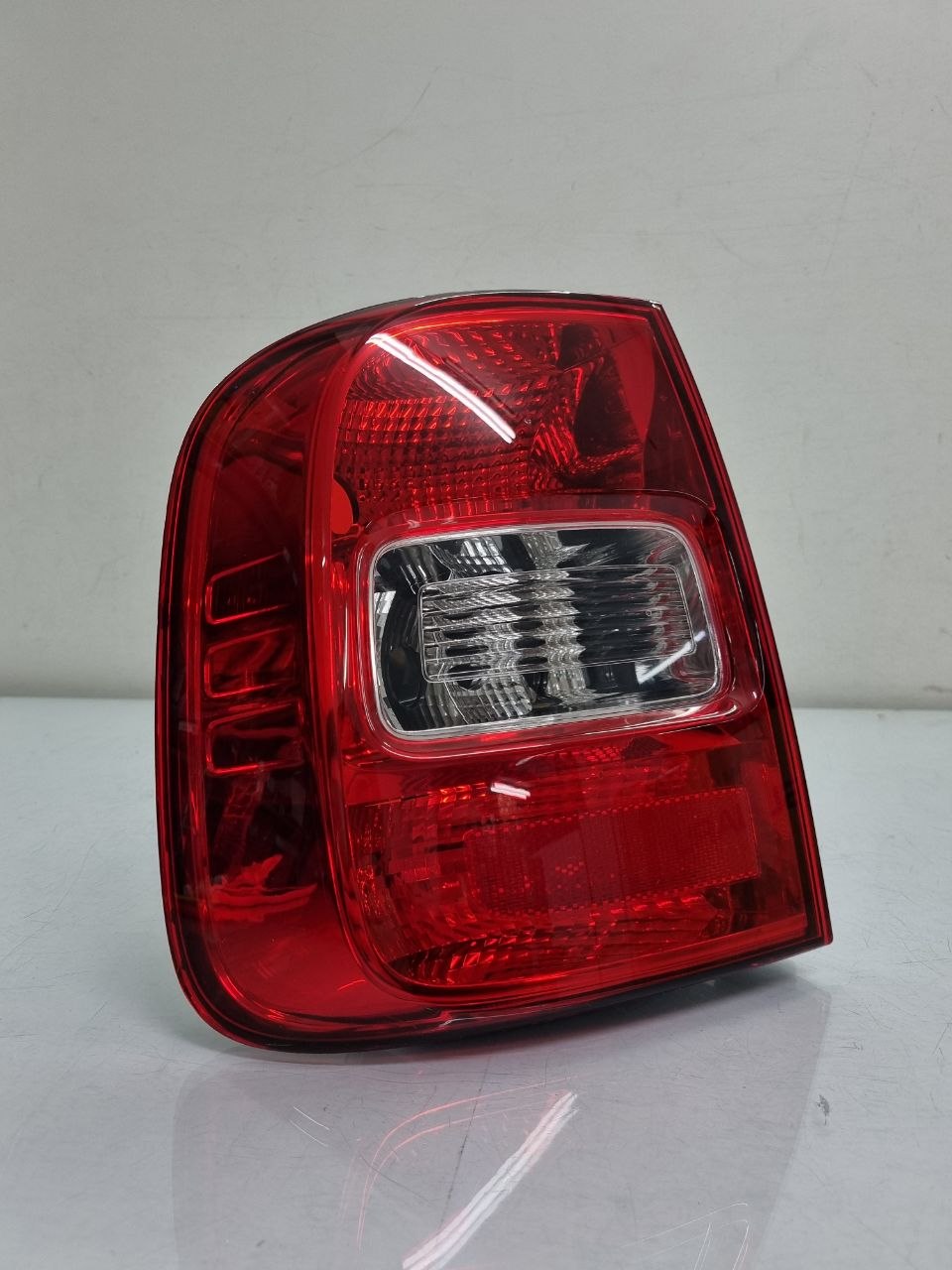 Lanterna traseira esq saveiro g5 g6, 2009 a 2016