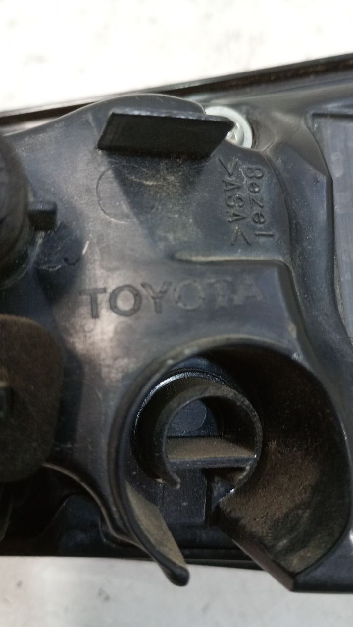 Lanterna Tras Tampa Esq Toyota Hilux SW4 2021/2025
