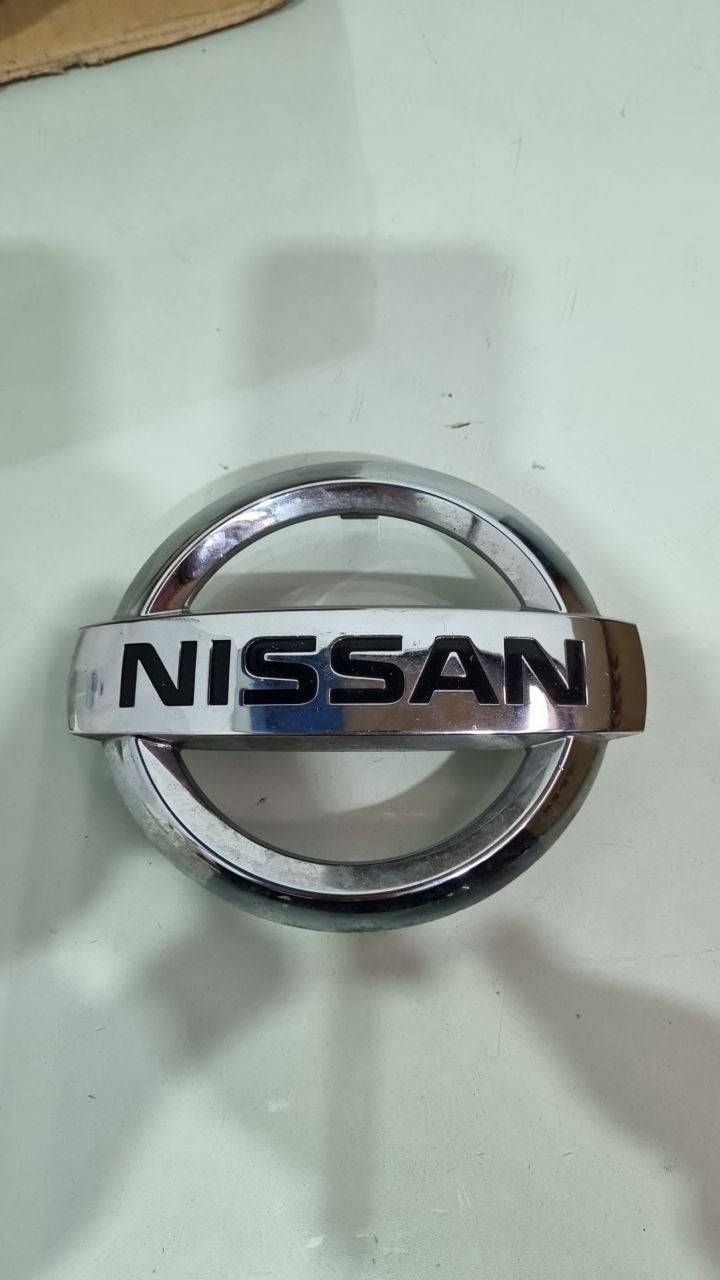 Emblema Grade Diant Nissan Versa 2011/2014