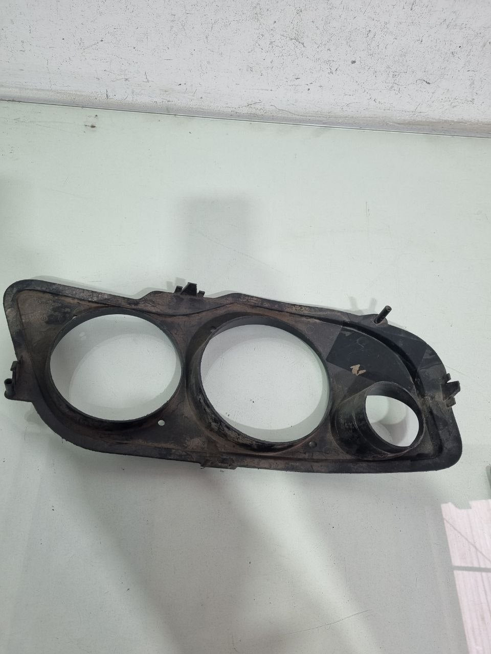 Moldura Farol Diant Esq Mercedes-Benz Atego 2013/2017