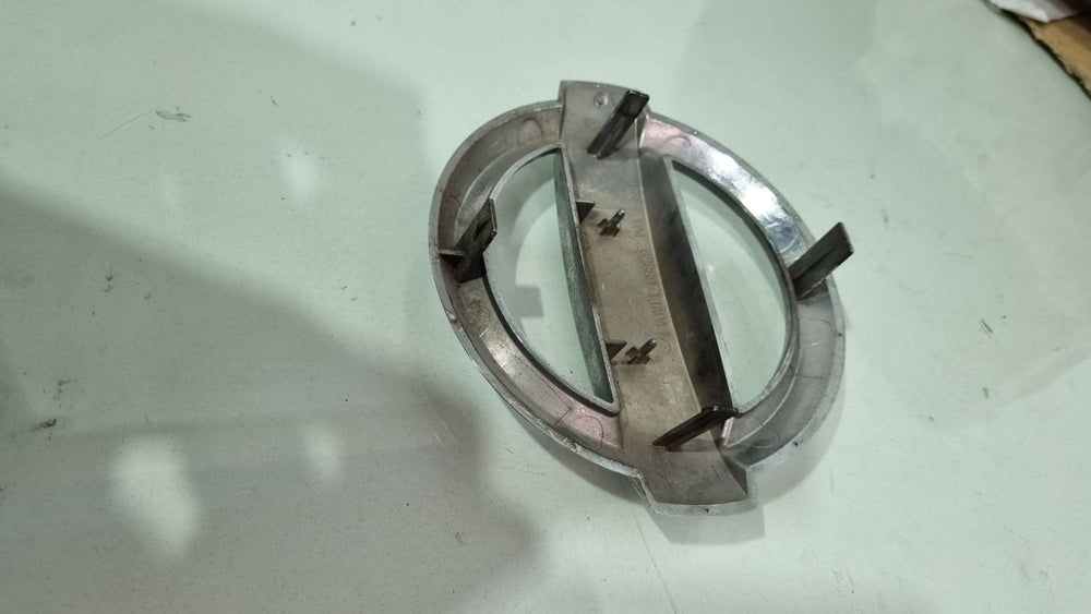 Emblema Grade Diant Nissan Versa 2011/2014