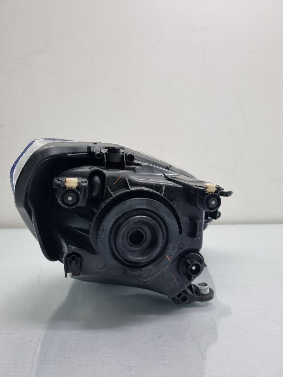 Farol Esquerdo VW UP 2014/2017  C/Masc Negra C/ Friso