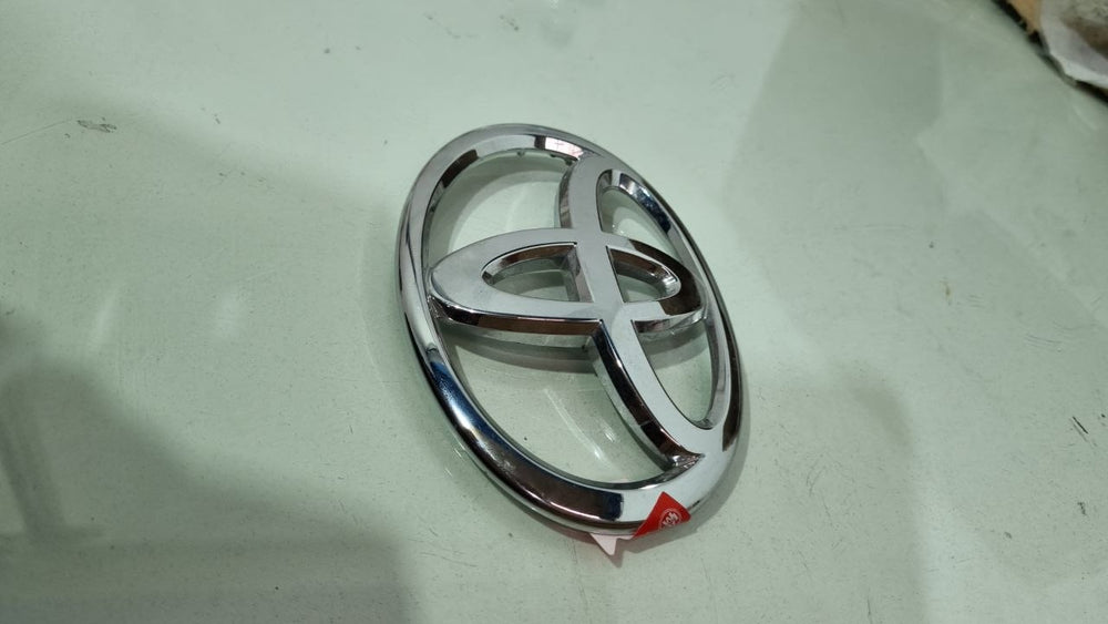 Emblema Diant Toyota Yaris/Hilux 2005/2020