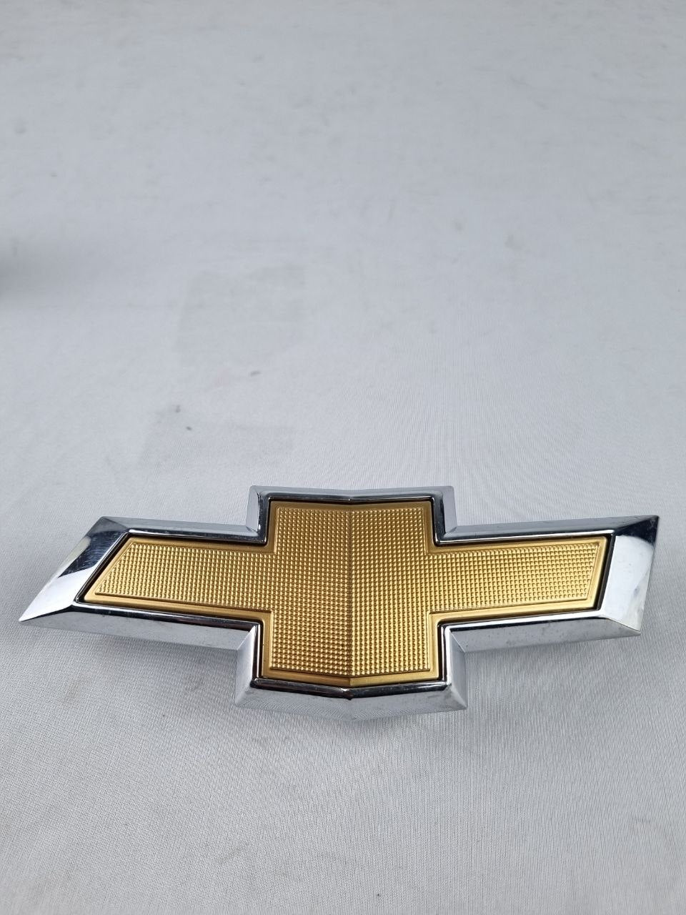 Emblema Gravata Diant Chevrolet Onix/Prisma/Spin/Cobalt/Cruze 2012/2019