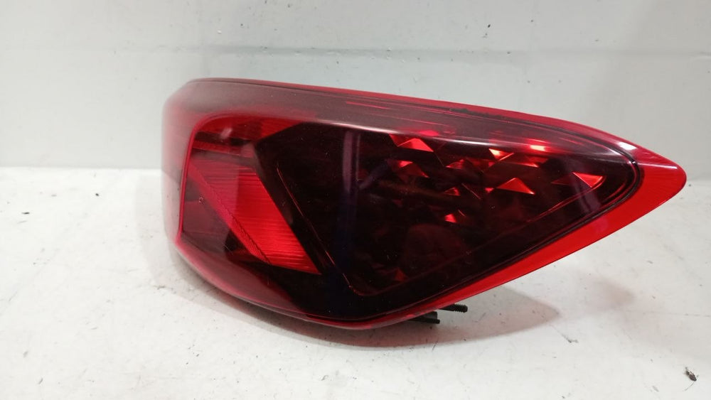 Lanterna traseira do Onix sedan/lado direito/sem led/original/2020/2025