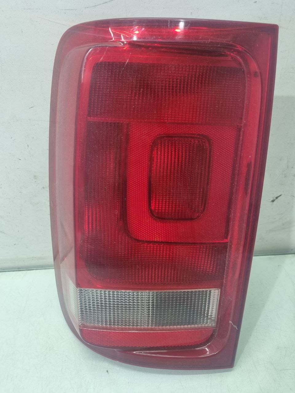 Lanterna Traseira Esquerda VW Amarok 2010/2021 Usada