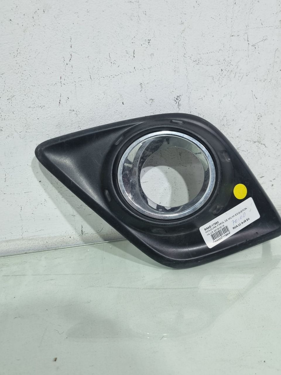 Moldura Farol de Milha Esquerda Toyota Hilux 2016/2019 Usado