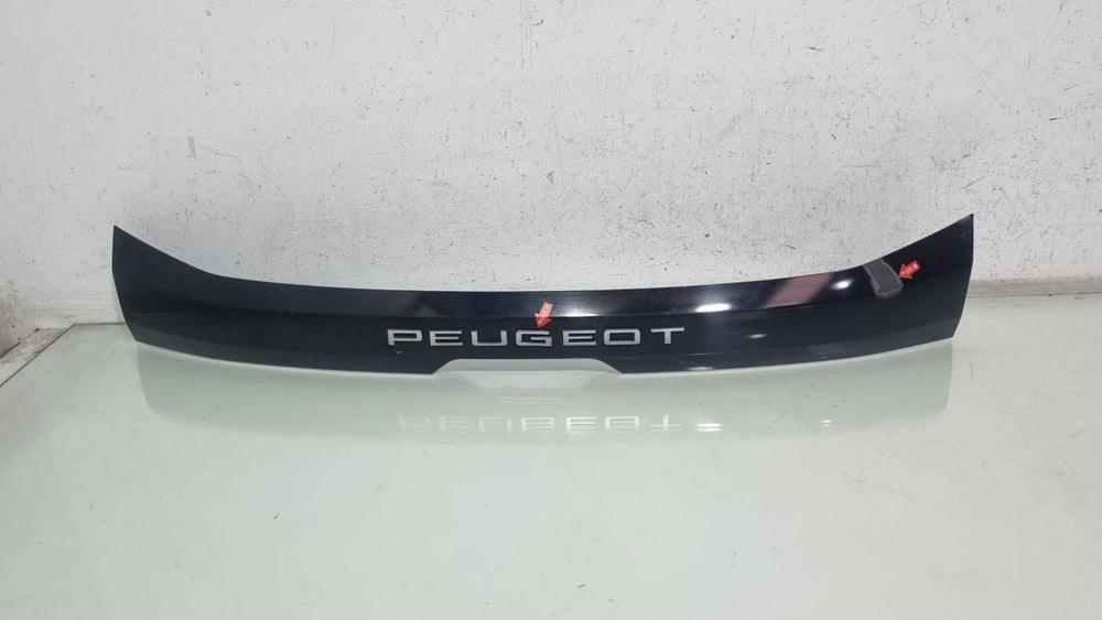 Moldura Tampa Tras Peugeot 208 2020/2023