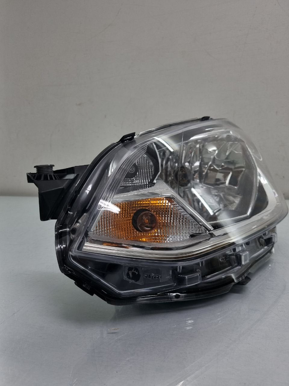 Farol Esquerdo VW UP 2017/2021 C/Masc Negra Canhão Cromado