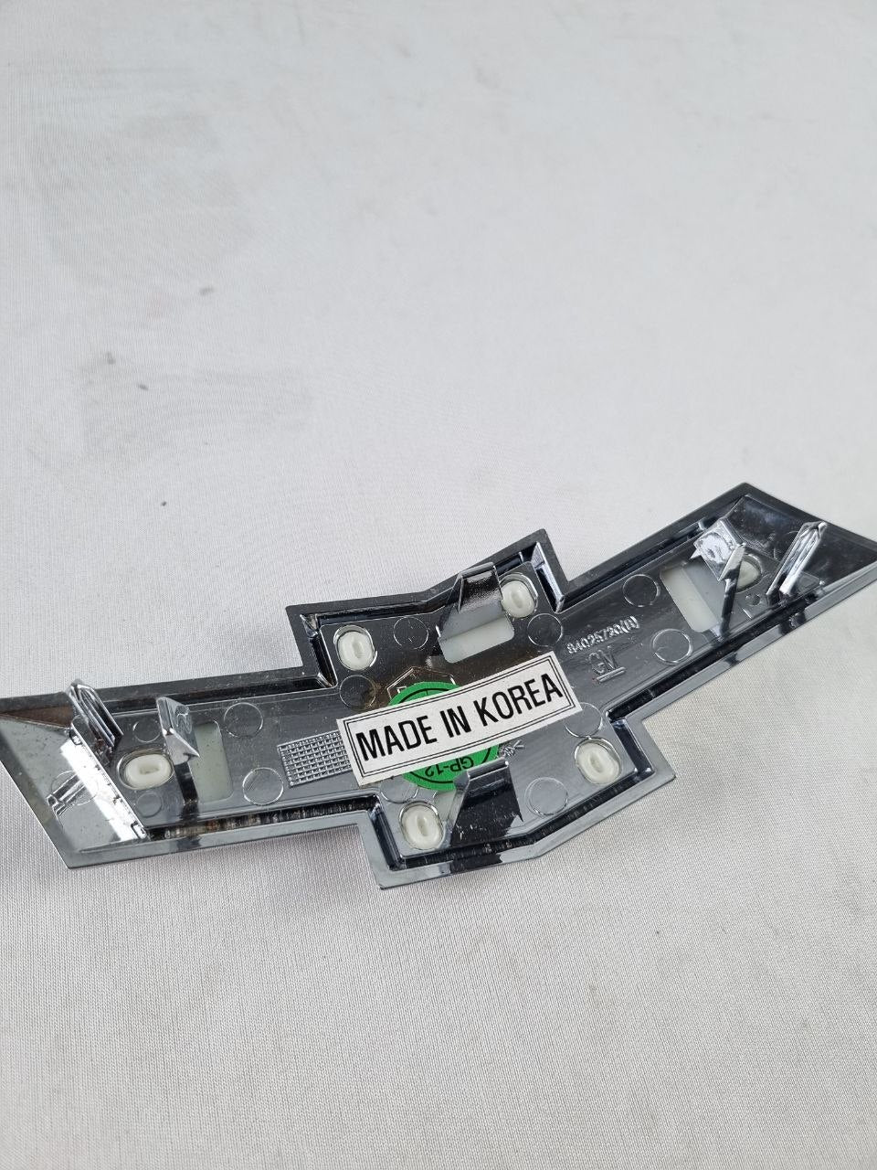 Emblema Gravata Diant Chevrolet Onix/Prisma/Spin/Cobalt/Cruze 2012/2019