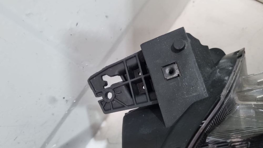 Farol lado direito full léd recuperado tracker 2020 a 2024