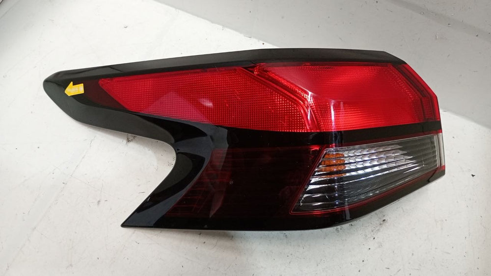 Lanterna Tras Esq Nissan Versa 2021/2025