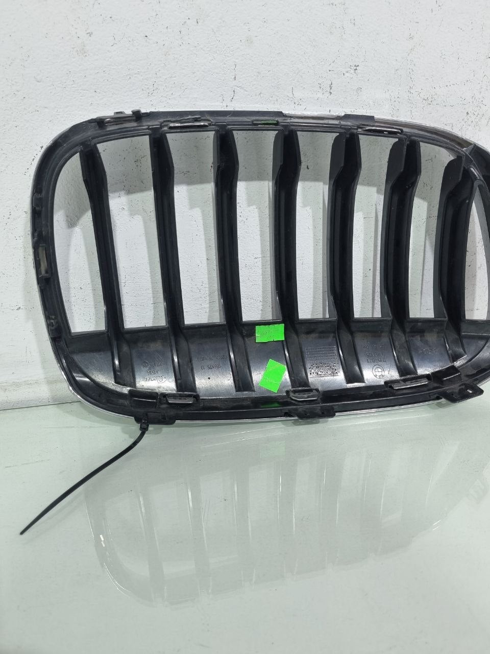 Grade Dianteira Superior Esquerda BMW X1 2016/2019 Usada