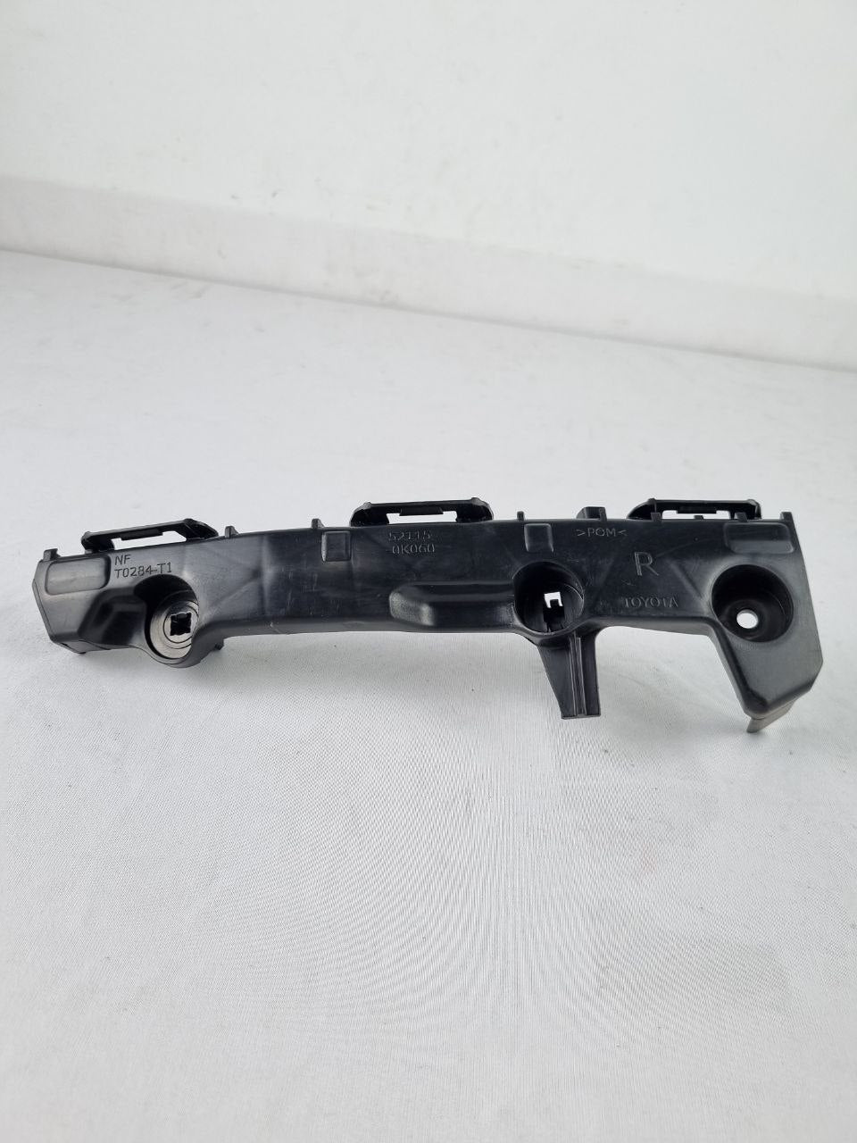 Suporte Guia Para-choque Tras Dir Toyota Hilux 2016/2023