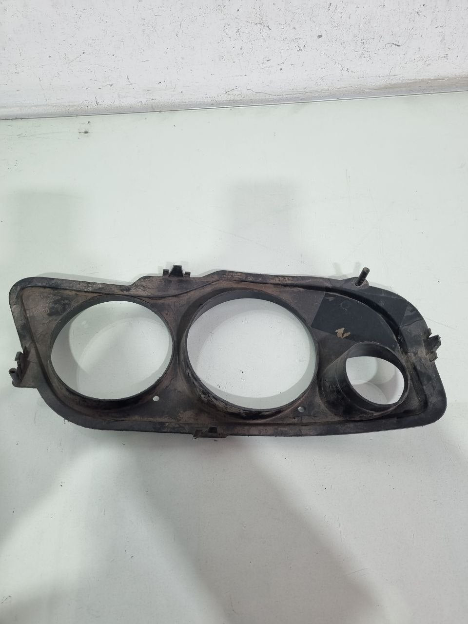 Moldura Farol Diant Esq Mercedes-Benz Atego 2013/2017