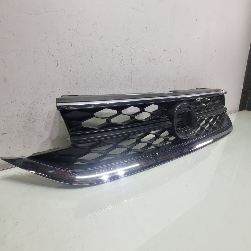 Grade Diant VW Taos 2021/2024 Usada