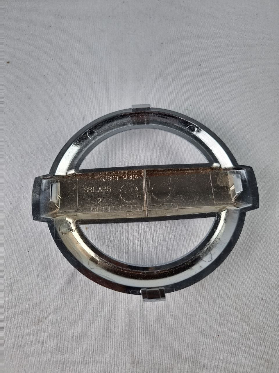 Emblema Diant Nissan Tiida Versa 2011/2017