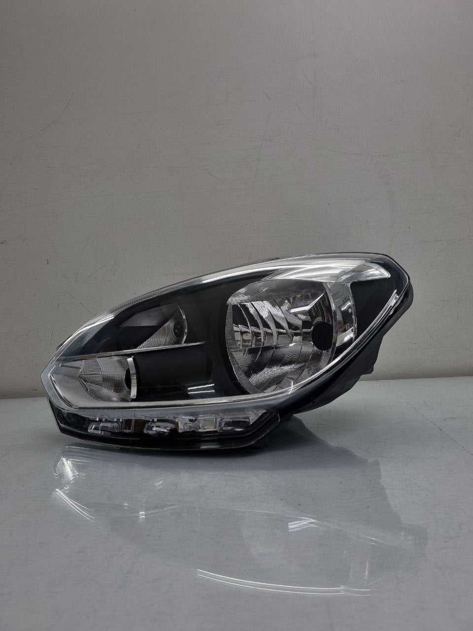 Farol Esquerdo VW UP 2014/2017  C/Masc Negra C/ Friso