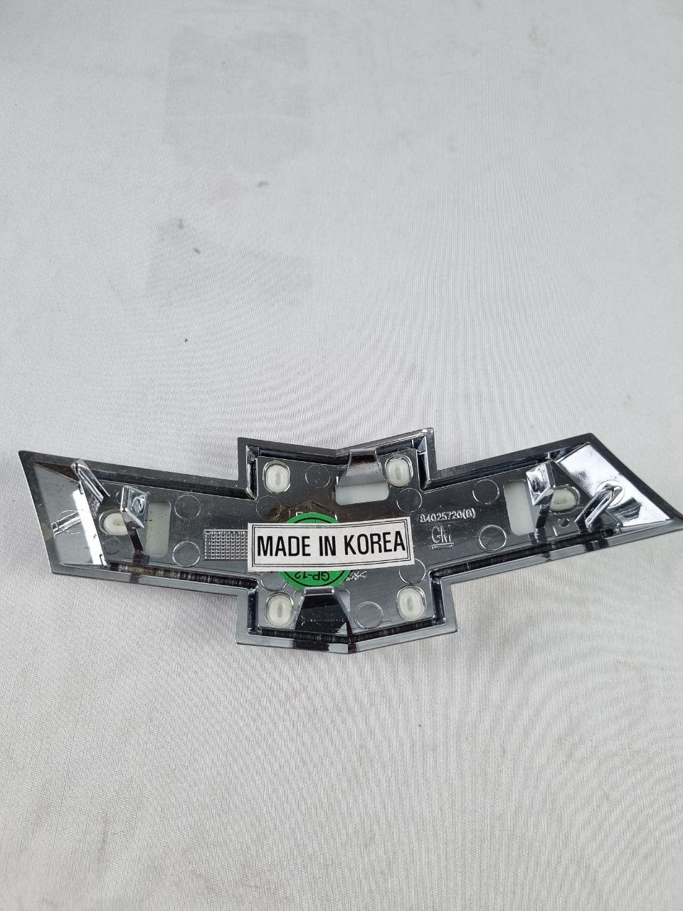 Emblema Gravata Diant Chevrolet Onix/Prisma/Spin/Cobalt/Cruze 2012/2019