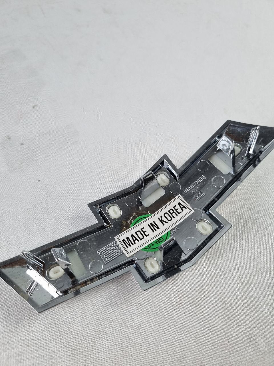 Emblema Gravata Diant Chevrolet Onix/Prisma/Spin/Cobalt/Cruze 2012/2019