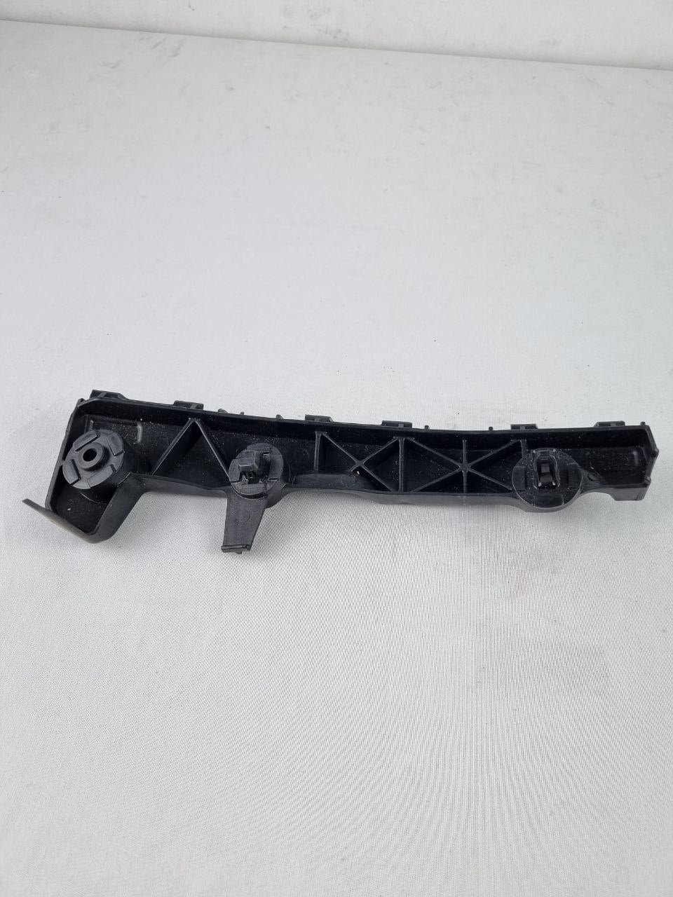 Suporte Guia Para-choque Tras Dir Toyota Hilux 2016/2023