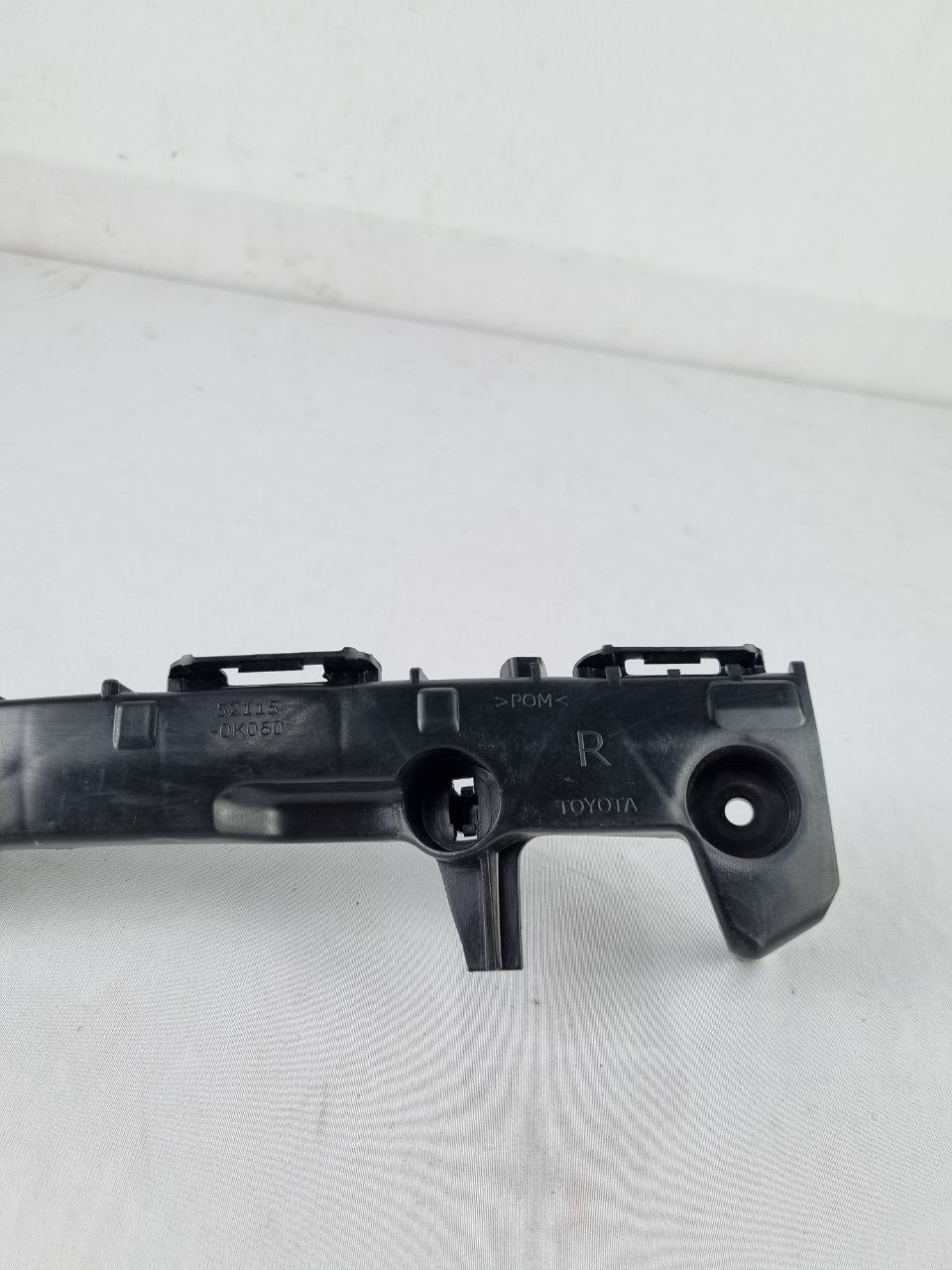 Suporte Guia Para-choque Tras Dir Toyota Hilux 2016/2023