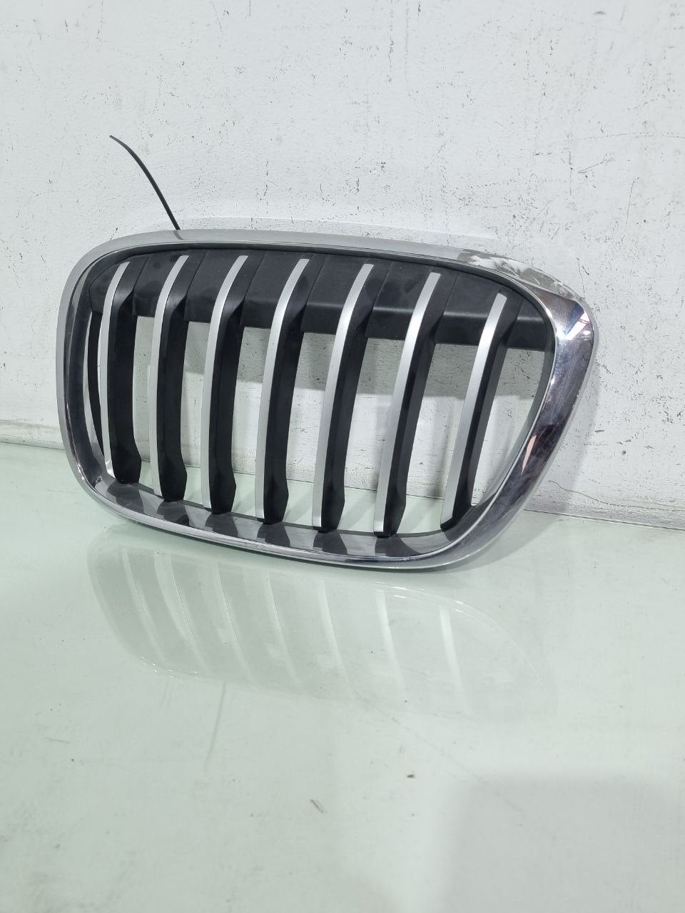 Grade Dianteira Superior Esquerda BMW X1 2016/2019 Usada