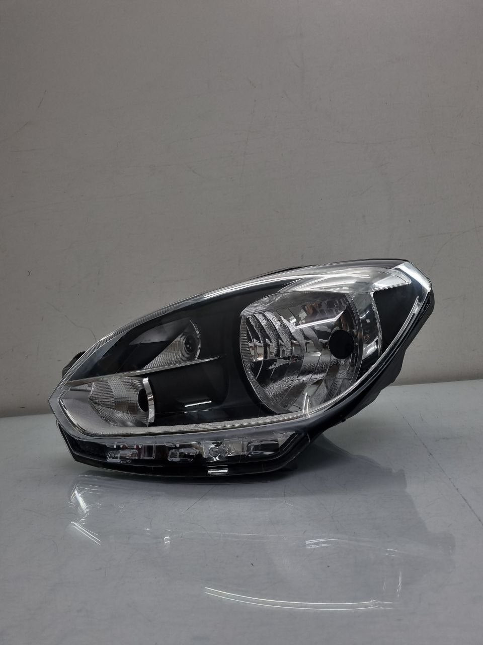 Farol Esquerdo VW UP 2014/2017  C/Masc Negra C/ Friso
