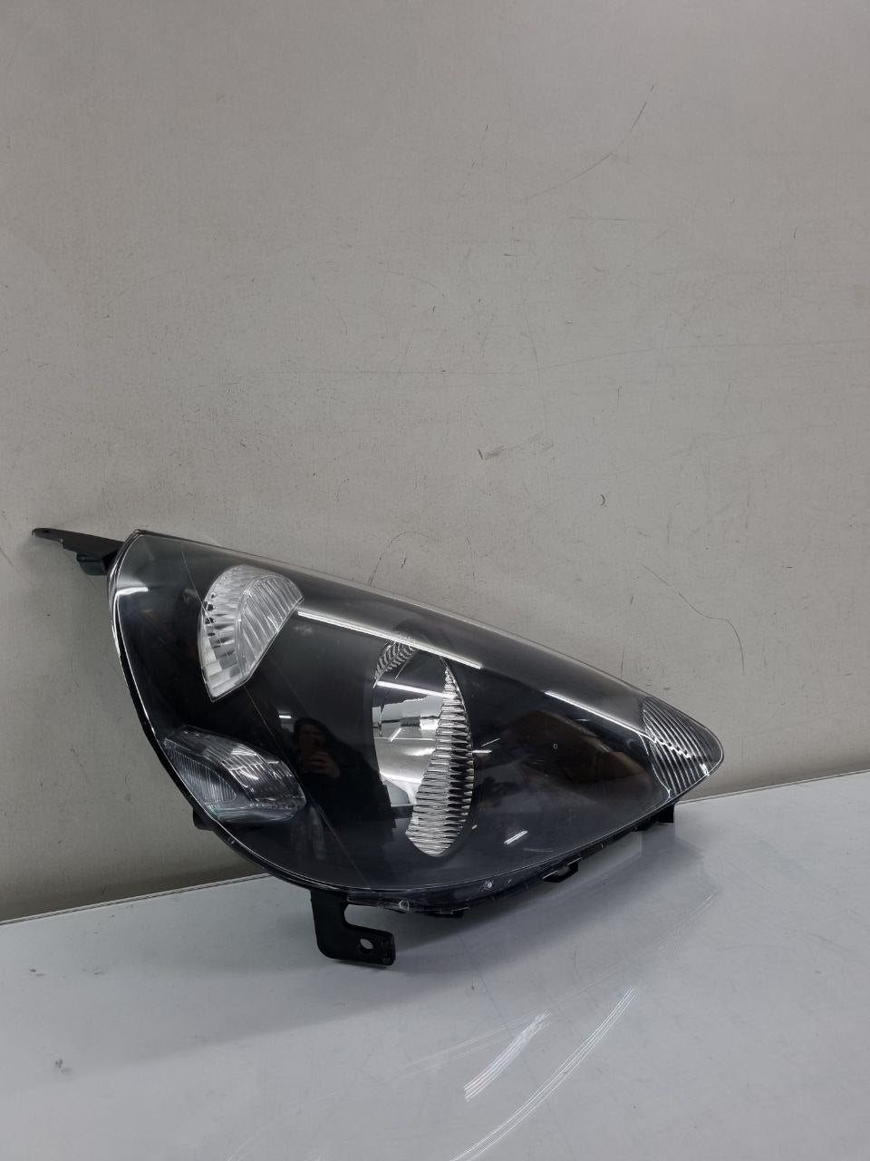 Farol Direito Fit 2003/2008 Masc Negra Original
