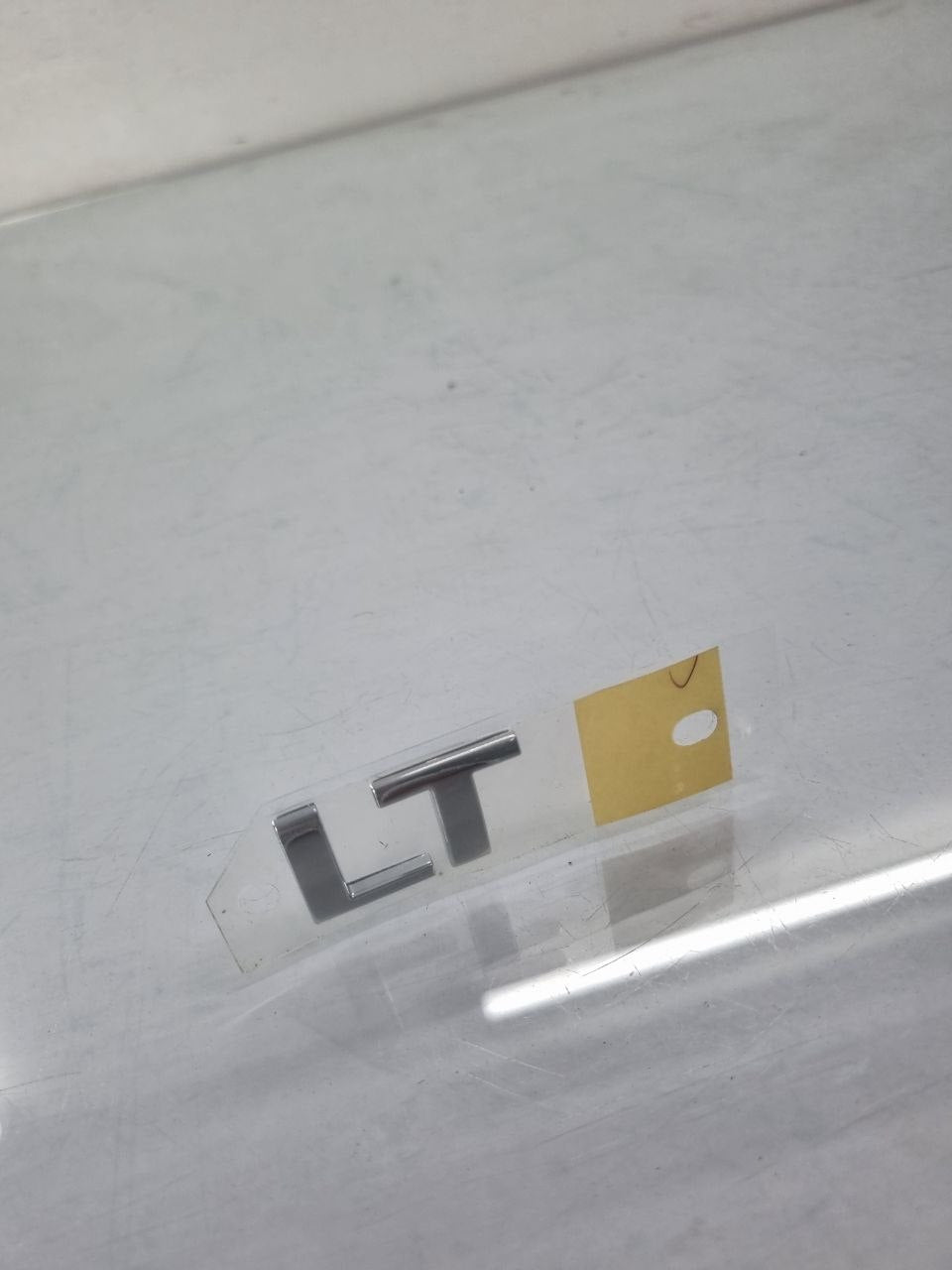 Emblema LT Traseiro Chevrolet Ônix Prisma Cobalt Spin Agile Novo
