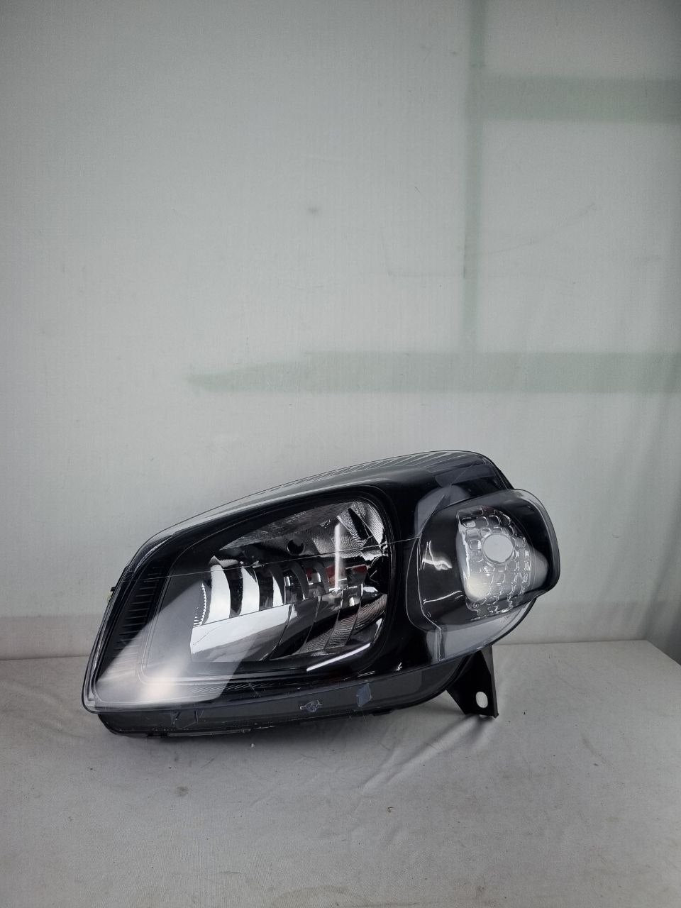 Farol Principal Esquerdo Uno 2010/2014 Masc Negra