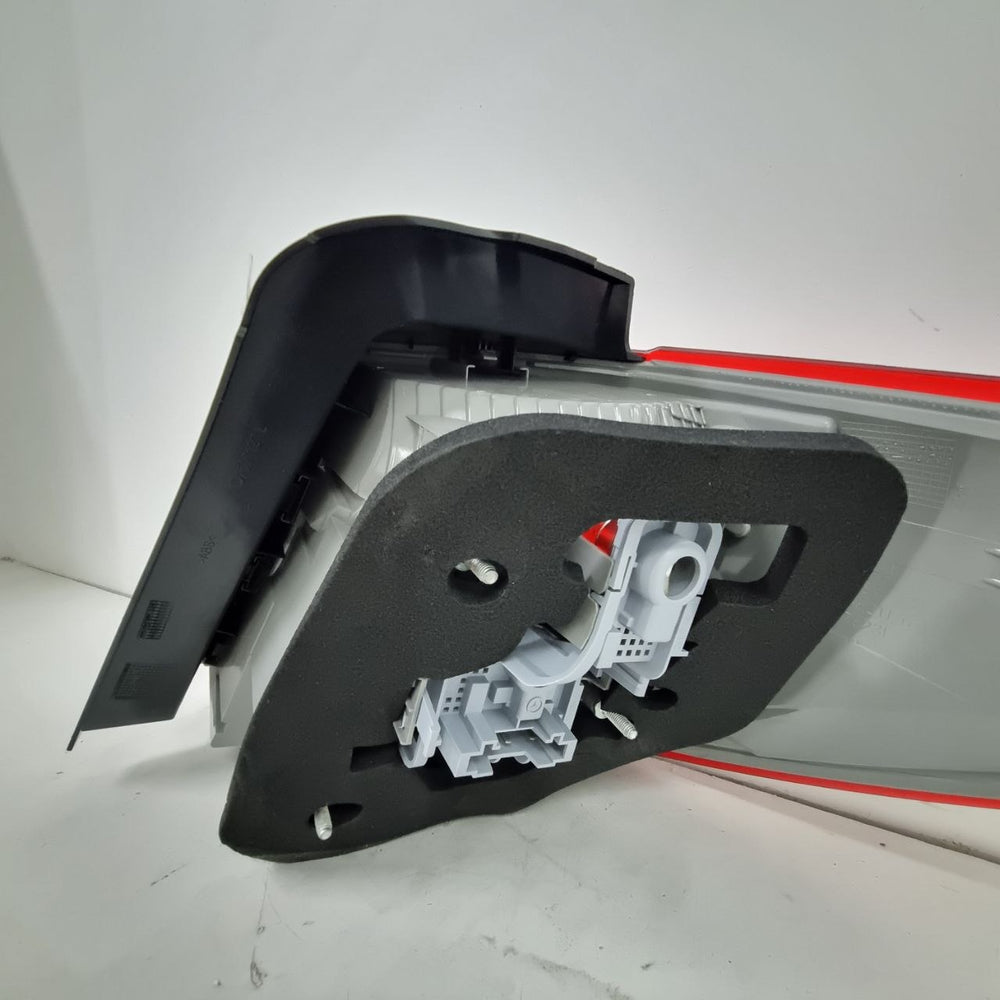 Lanterna Tras Esq Mercedes-Benz Classe B 2012/2018
