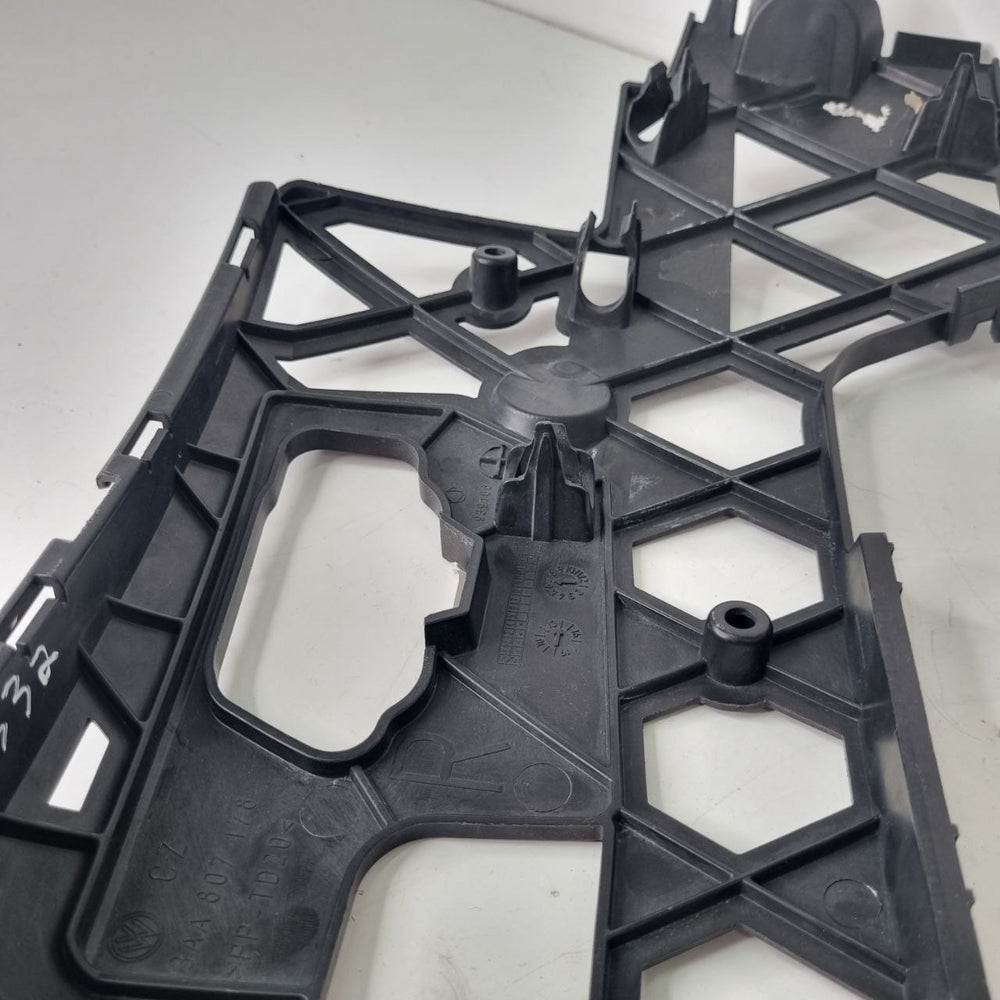 Guia de Parachoque Dianteiro Direito VW Passat 2011/2015 Usado