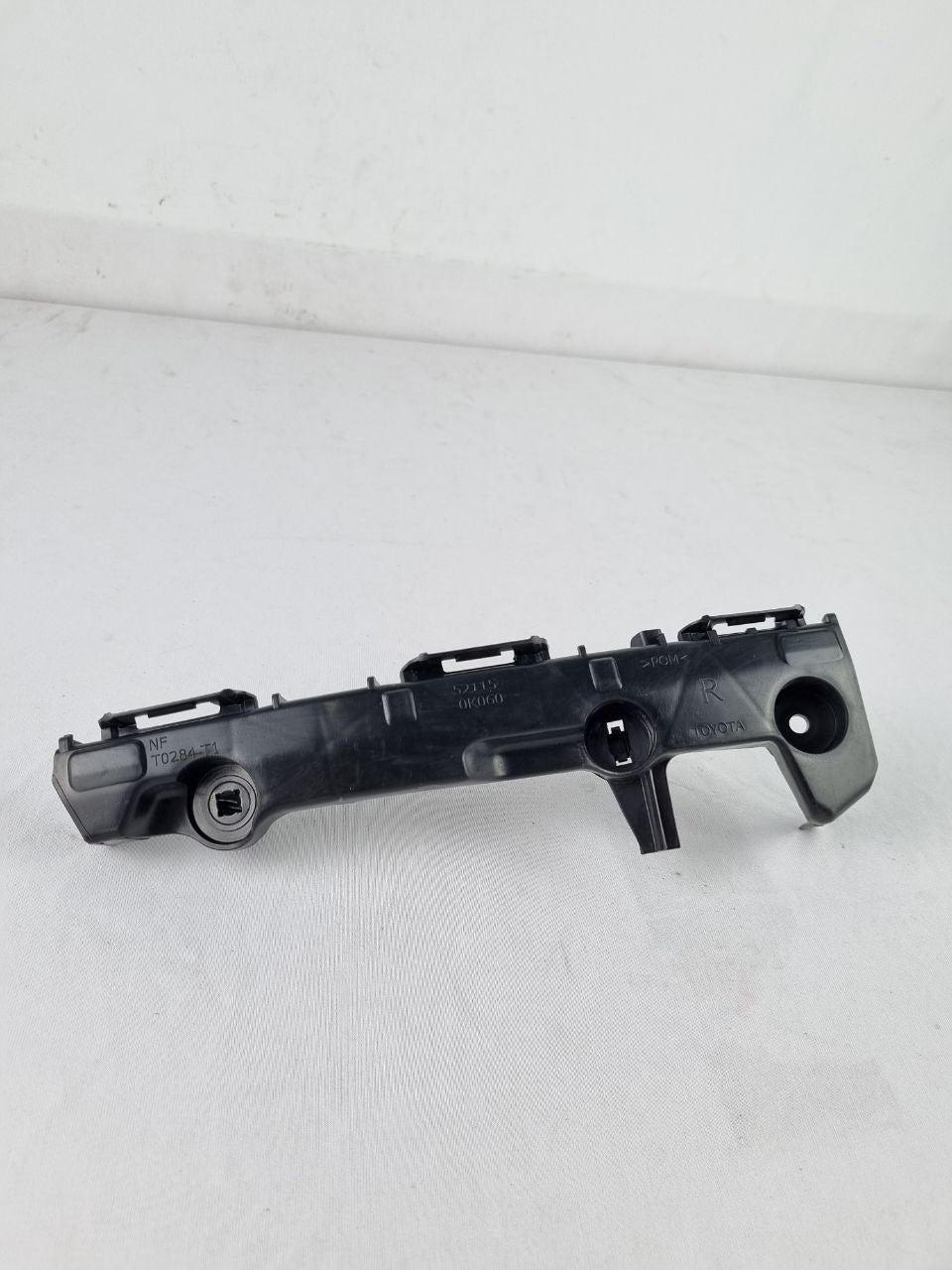 Suporte Guia Para-choque Tras Dir Toyota Hilux 2016/2023