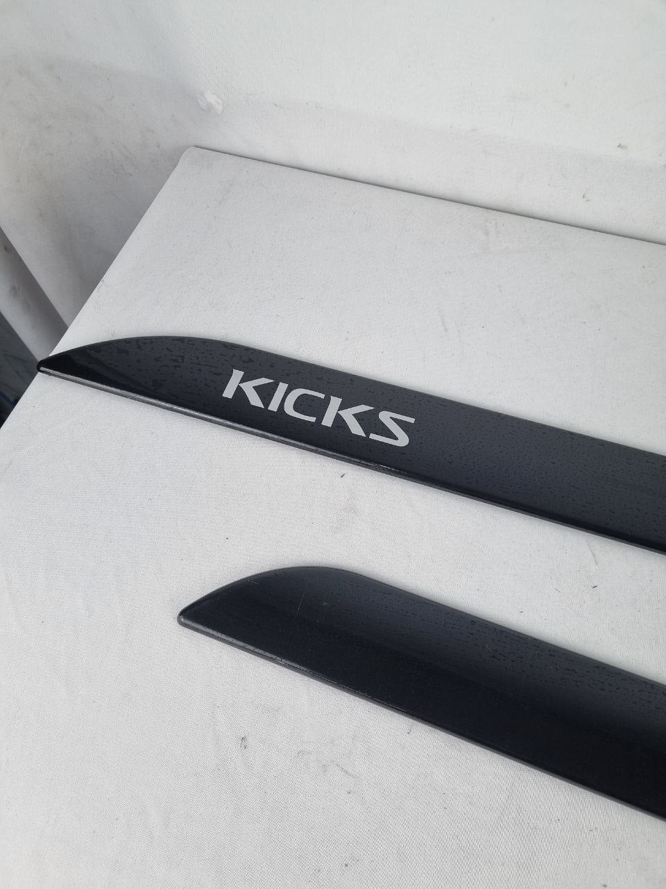 Friso Lateral Esq Nissan Kicks 2016/2024