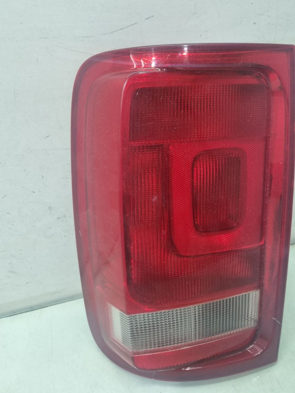 Lanterna Traseira Esquerda VW Amarok 2010/2021 Usada