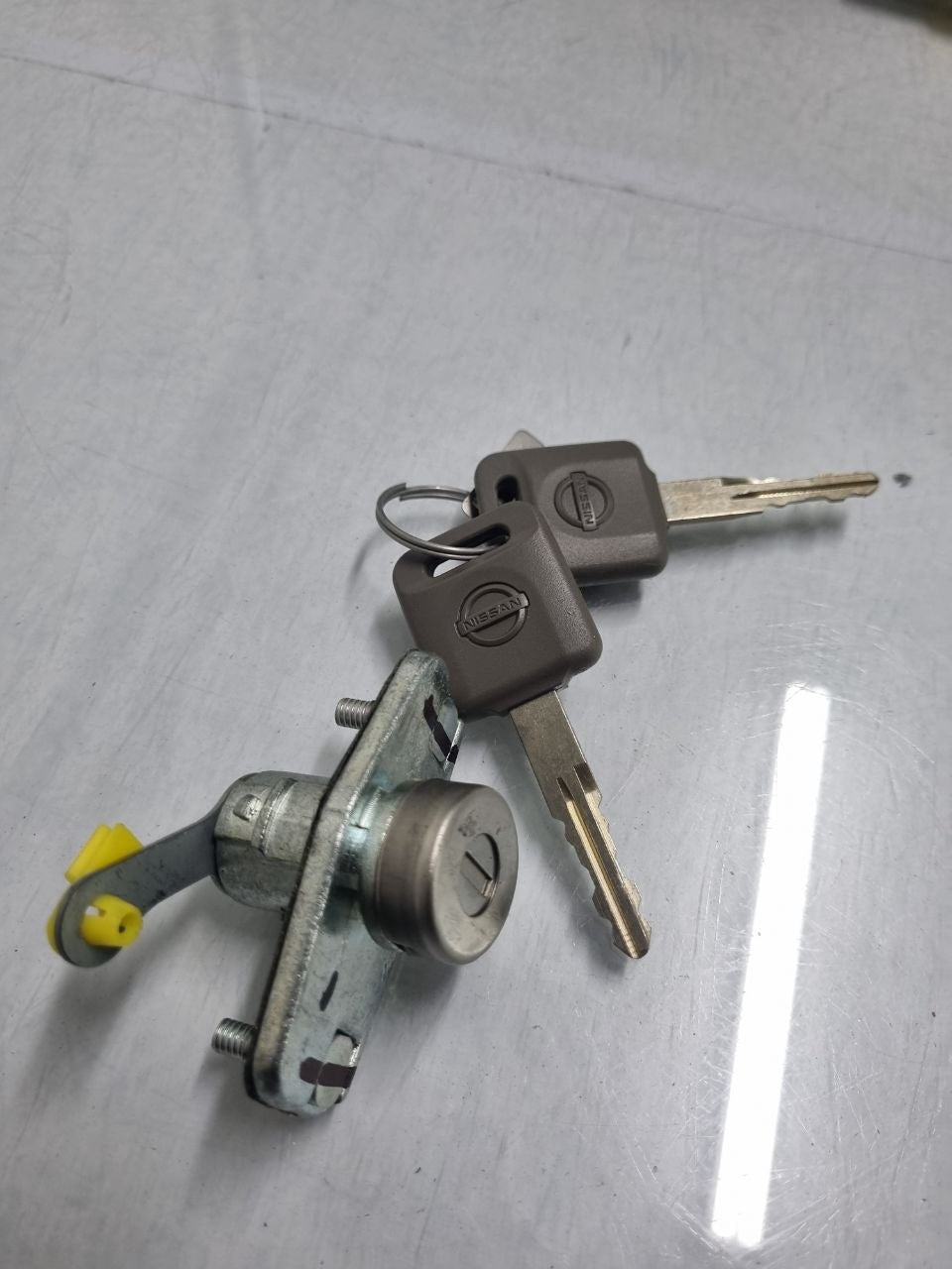 Cilindro Fechadura Porta Dianteira Esquerda Nissan Kicks/March/Versa Novo
