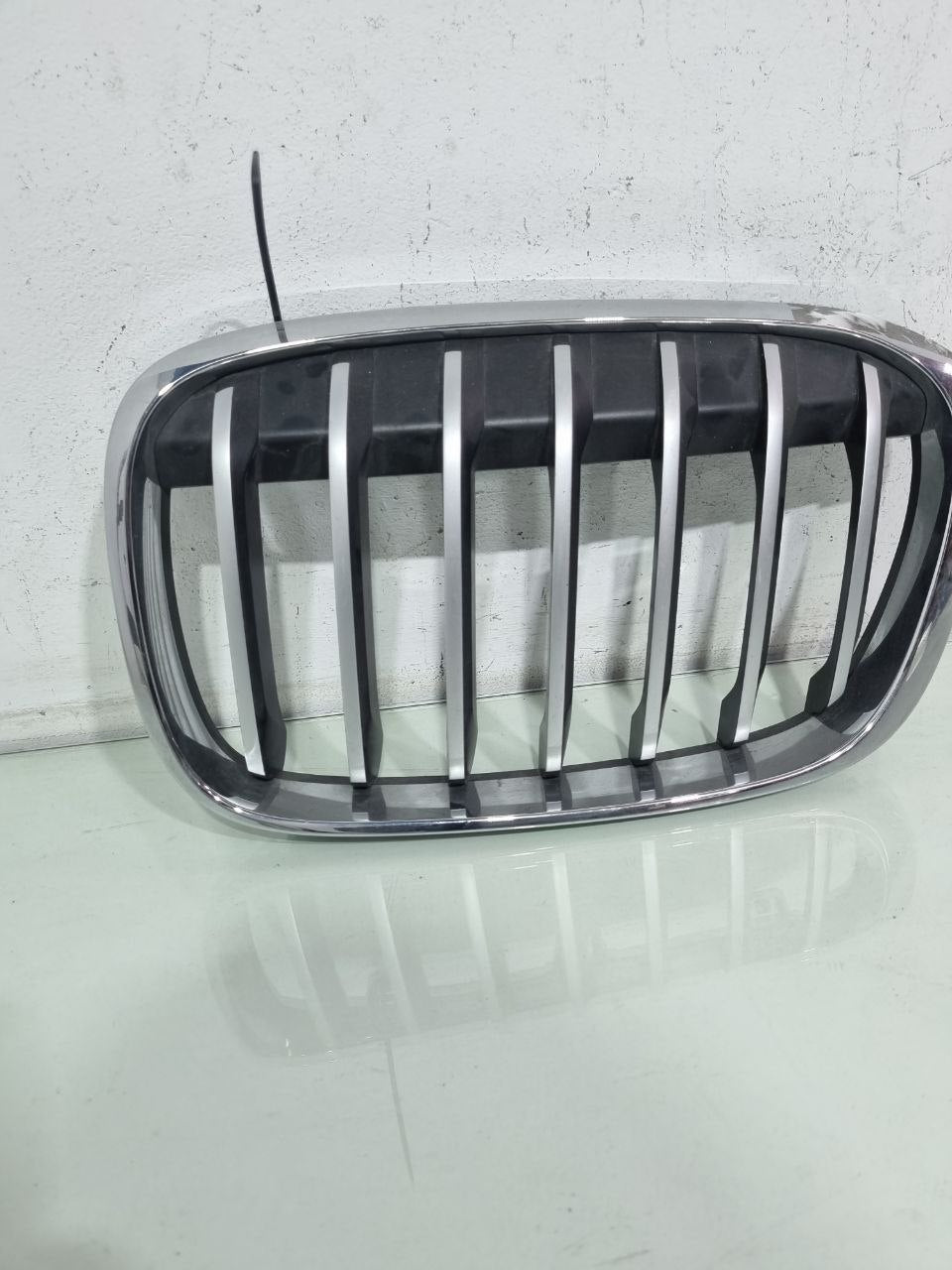 Grade Dianteira Superior Esquerda BMW X1 2016/2019 Usada