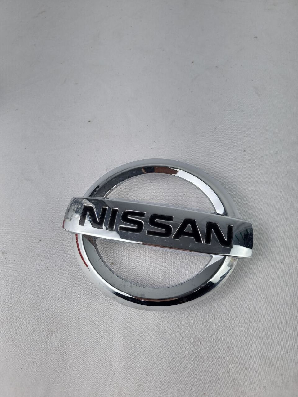 Emblema Diant Nissan Tiida Versa 2011/2017