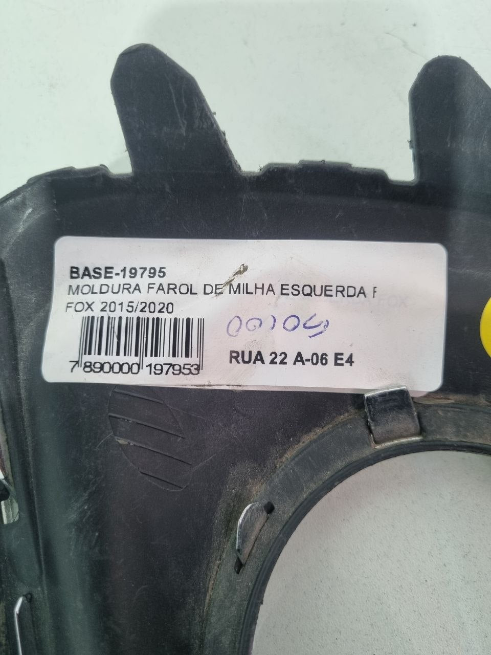 Moldura Farol de Milha Esquerda VW Fox 2015/2020 Usado