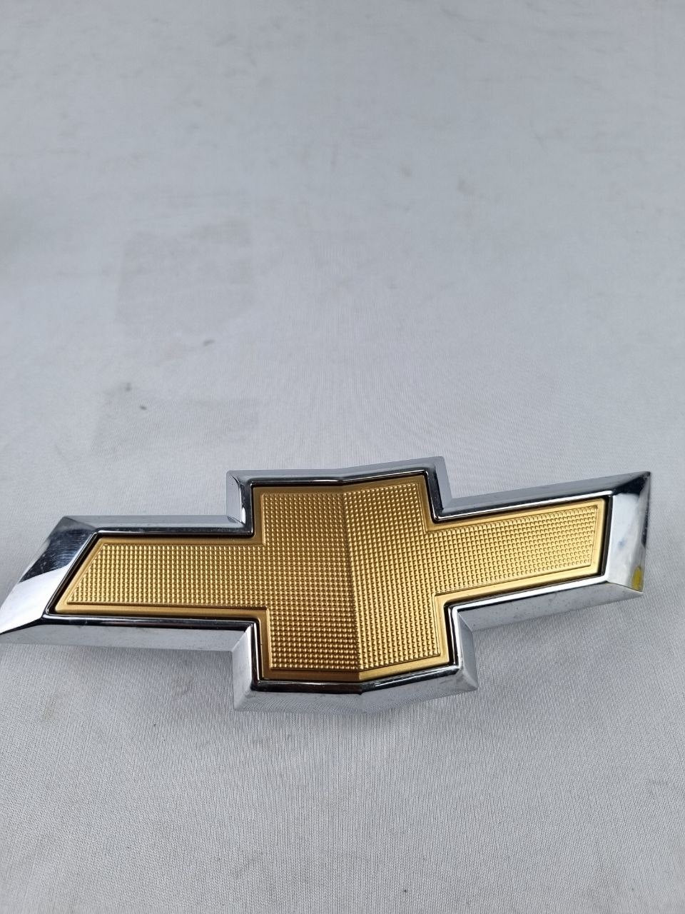 Emblema Gravata Diant Chevrolet Onix/Prisma/Spin/Cobalt/Cruze 2012/2019