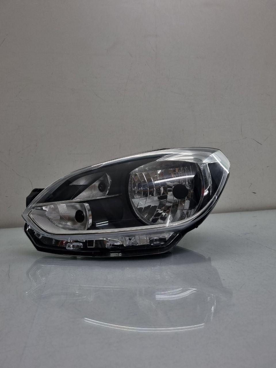 Farol Esquerdo VW UP 2014/2017  C/Masc Negra C/ Friso