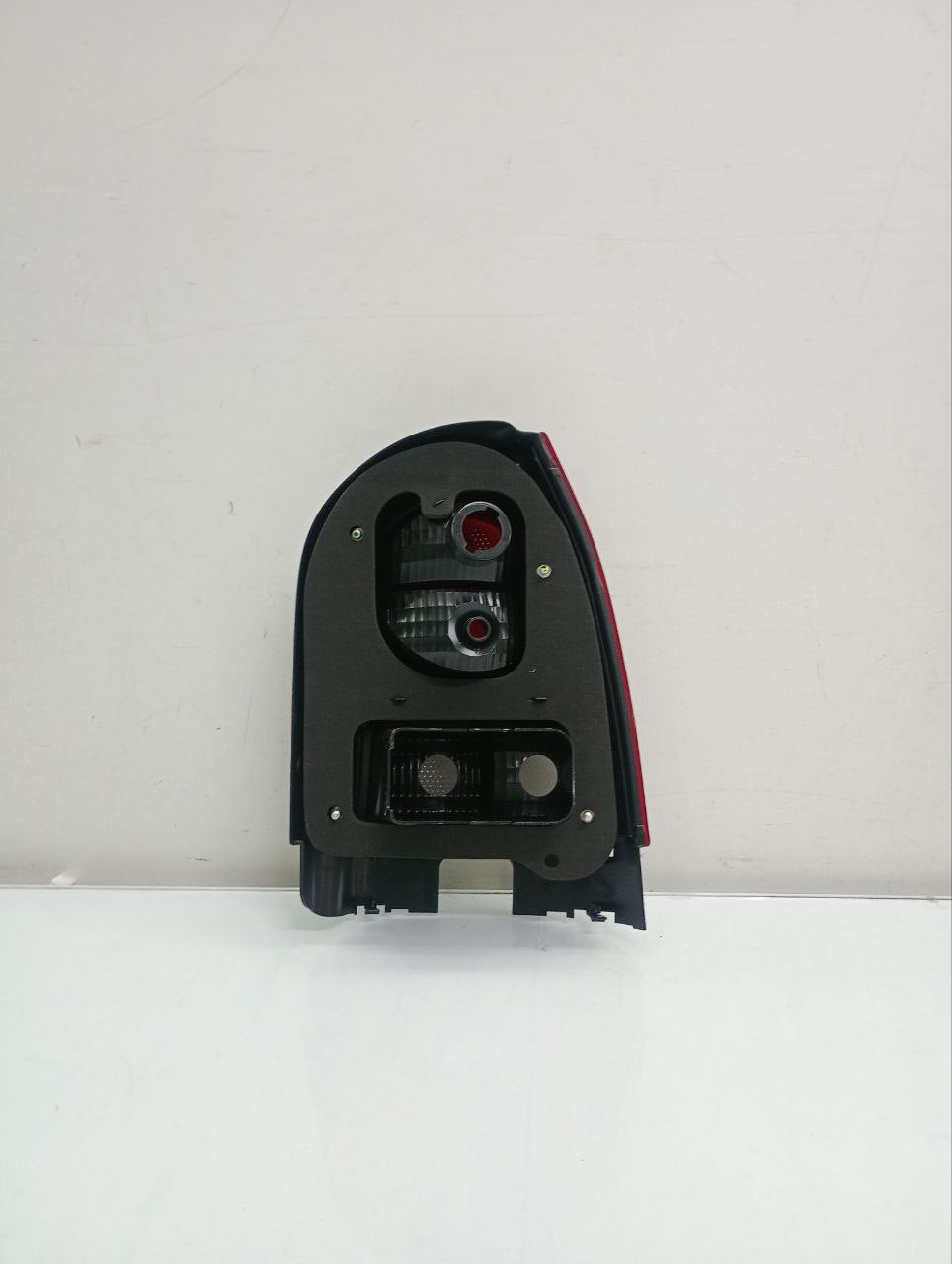 Lanterna Traseira Esquerda ARTEB Volkswagen Gol G4 2006/2013 Fume C/Carcaça Preta
