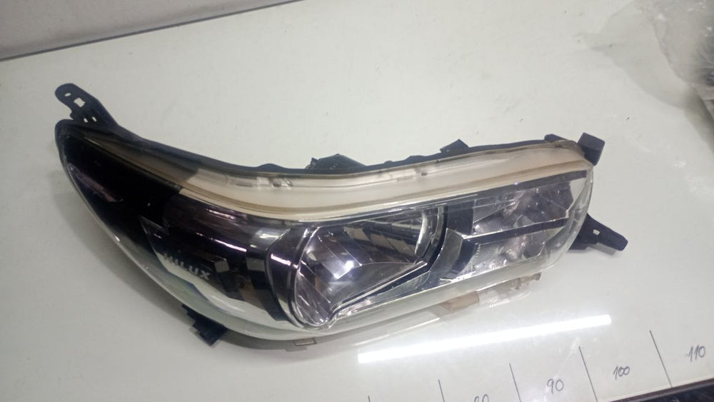 Farol lado direito hilux 2016 a 2019