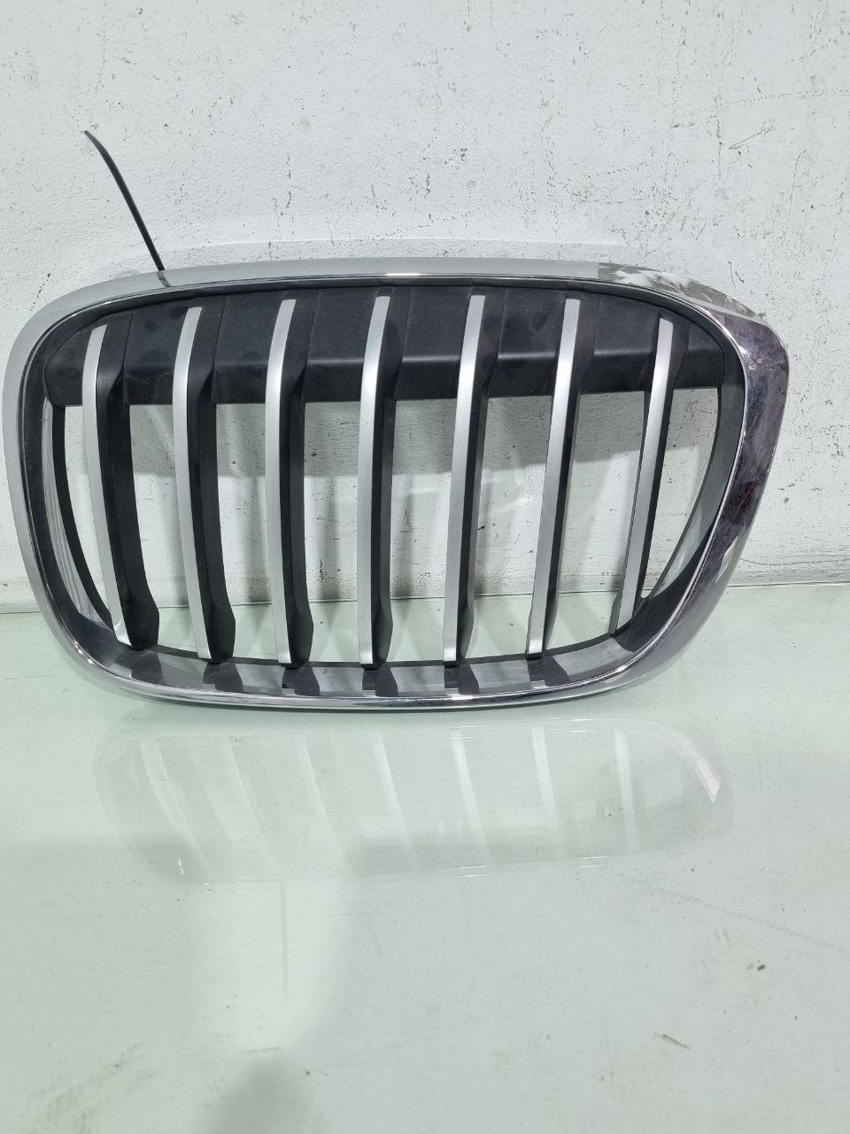 Grade Dianteira Superior Esquerda BMW X1 2016/2019 Usada